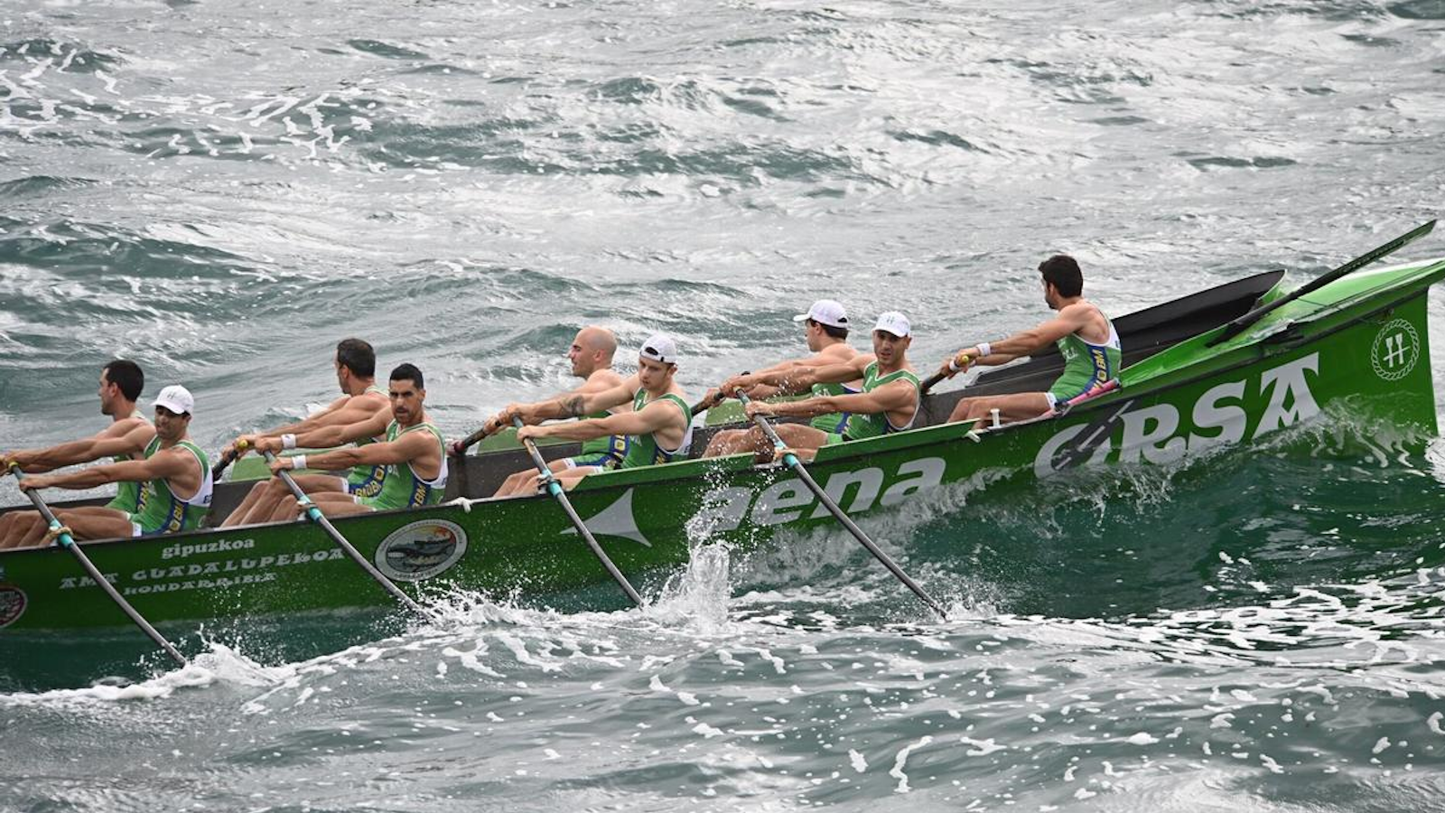 Barques traditionnelles de rame utilisées pour régates basques.
